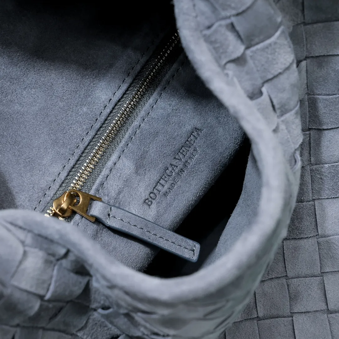 Batch 1860 #Bv new small HOP bag-nubuck leather is here! The bag body and handles are made of a whole piece of woven leather. The bag body is soft and lazy. Hop symbolizes the praise of innovation and eternal craftsmanship [love]. The pyramid silhouette combines practicality and fashion. It is modern and casual. The double-sided closure design of the bag mouth is more convenient and safe! The cowhide texture also makes the bag more wear-resistant and durable. A must-have for fashionable ladies who like minimalism yet comfortable and casual! Size: 41x20.5x7.5, Model: 3966#一